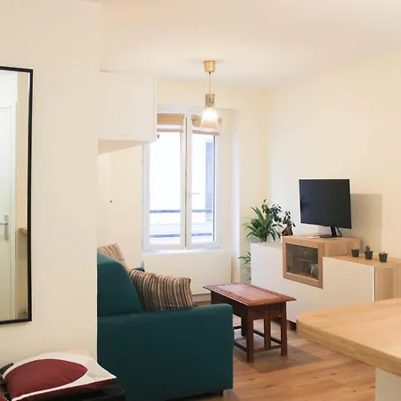 Bright With Balcony Quiet Location شقة *
