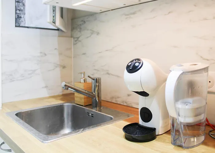 Bright With Balcony Quiet Location شقة باريس