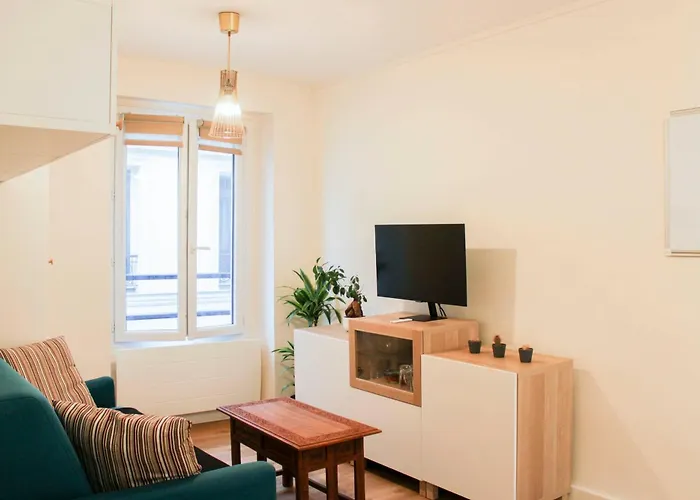 Bright With Balcony Quiet Location * باريس