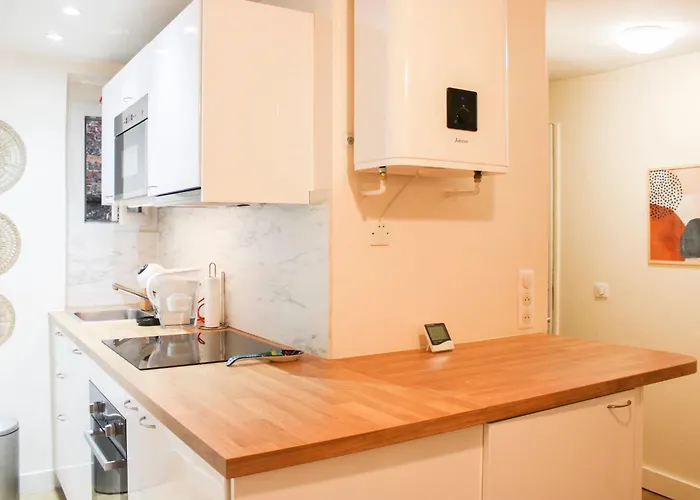 Bright With Balcony Quiet Location شقة باريس