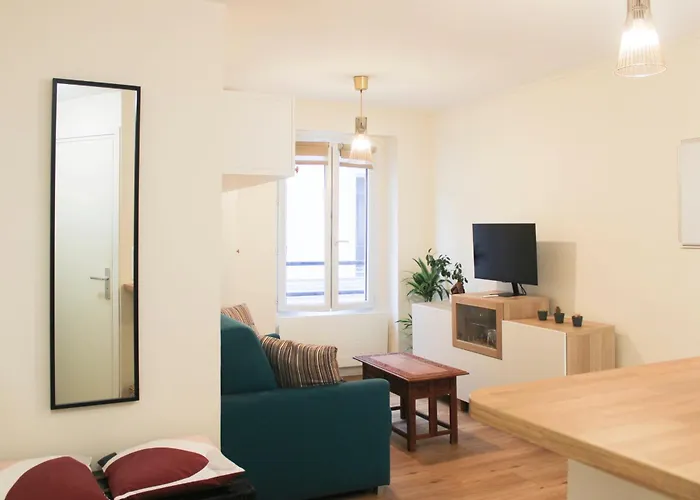 Bright With Balcony Quiet Location شقة *