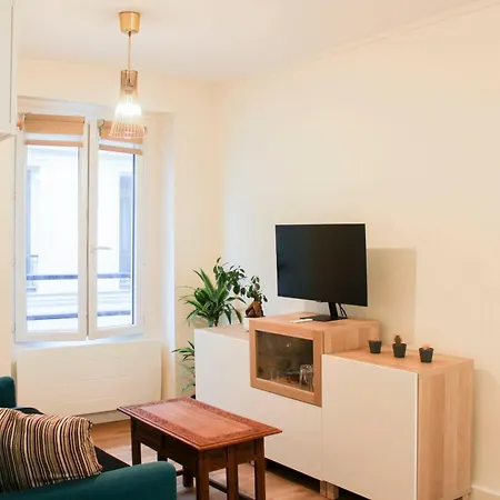 Bright With Balcony Quiet Location * Paris